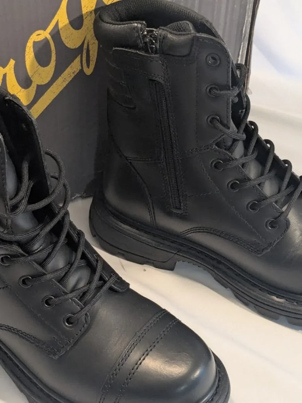 LIKE NEW Men's SIZE 7 WIDE - 8